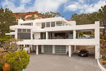 Modern white Del Mar home remodel with hillside views by Jackson Design and Remodeling.